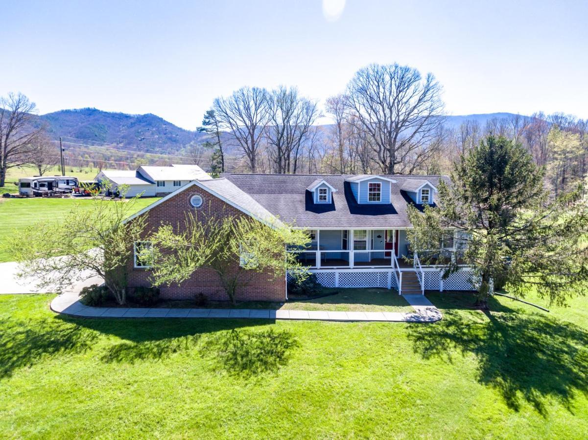 Bears Valley Inn - Great Location! - Peaceful, Children And Dog Friendly Retreat - Less Than 15 Min To All Attractions - Private Pool Club & Fishing Hole - Game Room With Tv Sevierville Exteriér fotografie