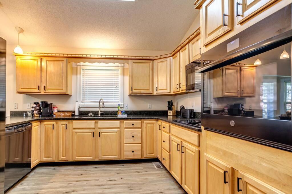 Bears Valley Inn - Great Location! - Peaceful, Children And Dog Friendly Retreat - Less Than 15 Min To All Attractions - Private Pool Club & Fishing Hole - Game Room With Tv Sevierville Exteriér fotografie